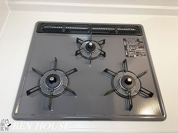 コンロ(同仕様参考写真)・使い勝手の良い3口コンロで調理がスムーズ。温度調節がしやすく時短調理が叶うため毎日の献立作りが楽しくなります。