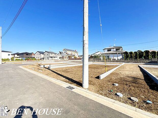 外観・教育環境が充実したエリアで、子育て世帯からも人気の立地です。整った街並みの中で外観が上品に映えます。