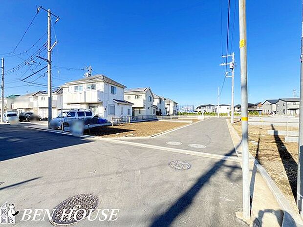 前面道路含む外観・広々とした前面道路なので駐車も楽々。車庫入れが苦手な方も安心できそうです。