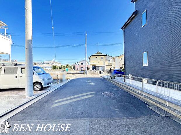 前面道路含む外観・周囲の住宅と落ち着いた街並みを保ち、車の出し入れや荷物の積み下ろしがしやすい住宅です。