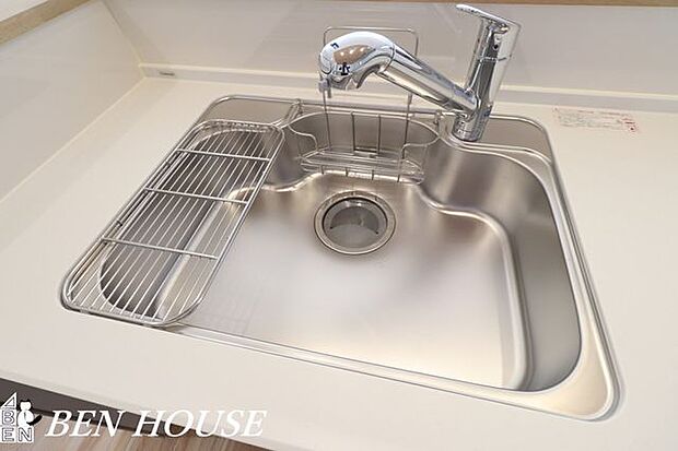 キッチン水栓(同仕様参考写真)・浄水器付の水栓は身体にやさしいお水を使えるので安心してお料理が出来ます。