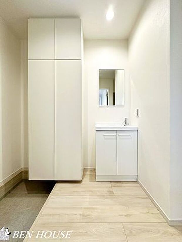 玄関・靴や雨具をまとめて収納でき、玄関をすっきり保てるシューズボックス付き。出入りがスムーズで来客にも好印象な空間です。