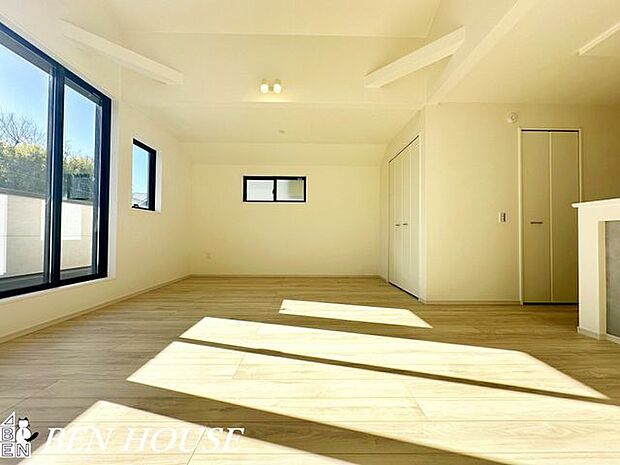 リビング・ゆとりある間取りと大きな窓が魅力のリビング。ソファやダイニングのレイアウトがしやすく、穏やかな時間と家族の団らんを自然に育む空間です。