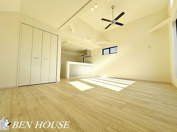 リビング・光と影のバランスが心地よいリビングは、落ち着いた雰囲気が自然と整い、長い時間を過ごしても疲れにくい穏やかな空間となります。