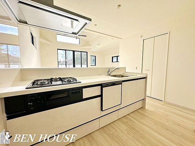 キッチン・ご家族と会話を楽しみながらお料理ができる対面式キッチン。TVを観ながらのお料理も可能です。