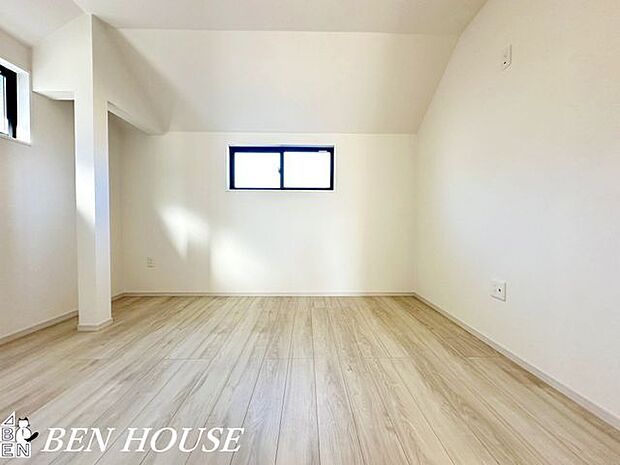 寝室・クローゼットを備えた機能的な寝室は、動線に配慮したレイアウトで身支度がスムーズ。やすらぎの素材感が安眠をサポートします。