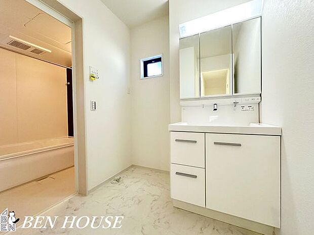 洗面台・大きな鏡と広めのカウンターが使いやすい洗面所。収納が豊富で化粧品やタオルをすっきりしまえ、毎日の身支度が気持ちよくはかどります。