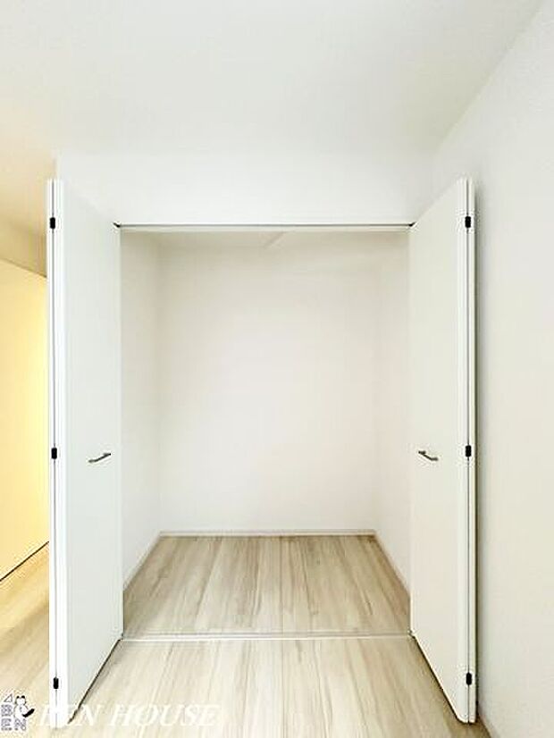 クローゼット・扉付きで見た目もすっきりするクローゼットは、ホコリを防ぎつつ使いやすさを重視した設計で家族の持ち物管理に便利です。