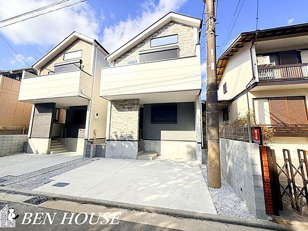 外観・周辺には保育園や公共施設が揃い、生活のしやすさを実感できる立地です。外観も街の落ち着きに寄り添います。