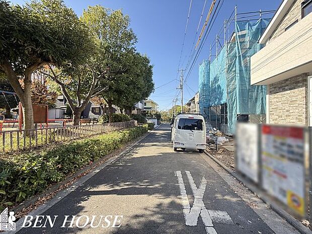 前面道路含む外観・ゆったりした前面道路に面した住宅地。近くに緑あふれる公園が点在し、週末の散歩も気軽に楽しめます。