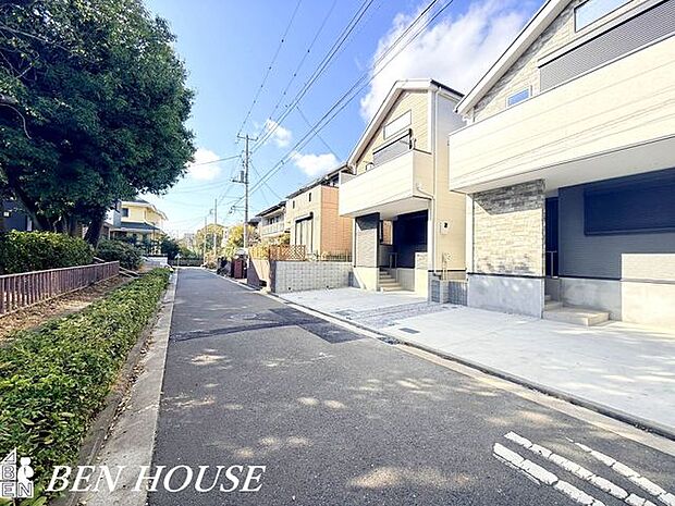 前面道路含む外観・通り沿いにゆとりがある前面道路で安心の歩行環境。周辺にはスーパーも揃い、暮らしやすさと落ち着きが感じられる立地です。