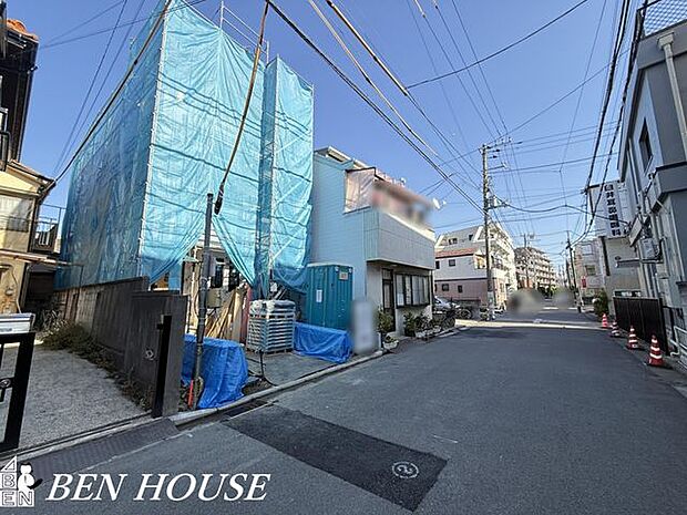 外観・近隣に医療施設や保育施設が揃い、育児世帯に心強い環境です。やわらかな外観が街の雰囲気と自然に重なります。