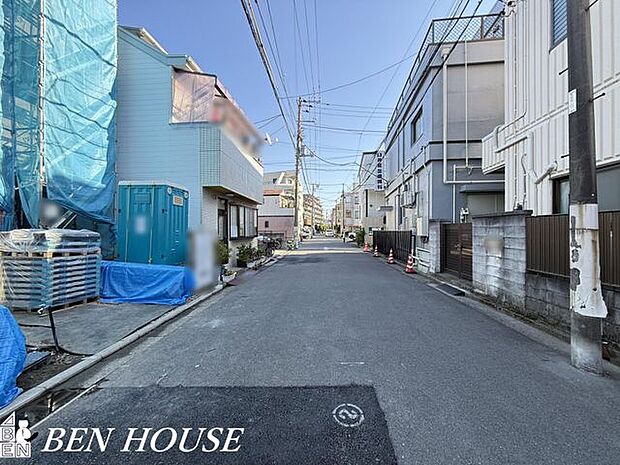 前面道路含む外観・落ち着いた前面道路が印象的な住環境。生活利便施設が徒歩圏に整い、穏やかな雰囲気と日常の使いやすさが両立しています。