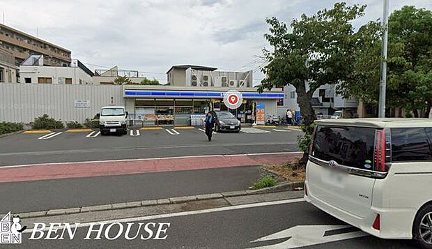 ローソン鶴見仲通一丁目店 徒歩3分。お出かけ前やお帰りの立ち寄りにも便利なコンビニ。 220m