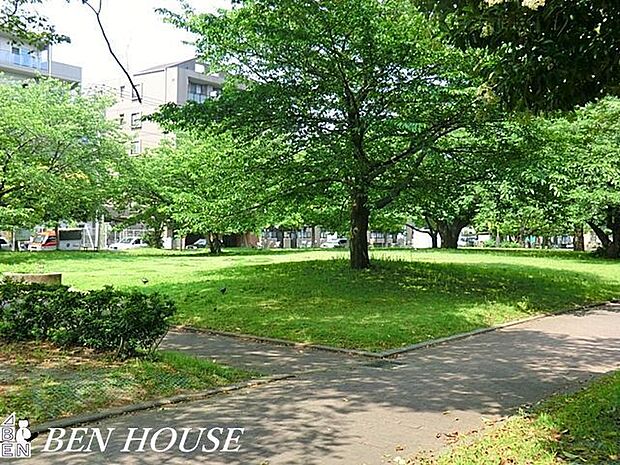 汐入公園 徒歩8分。四季の移ろいを感じる緑豊かな住環境です。 580m