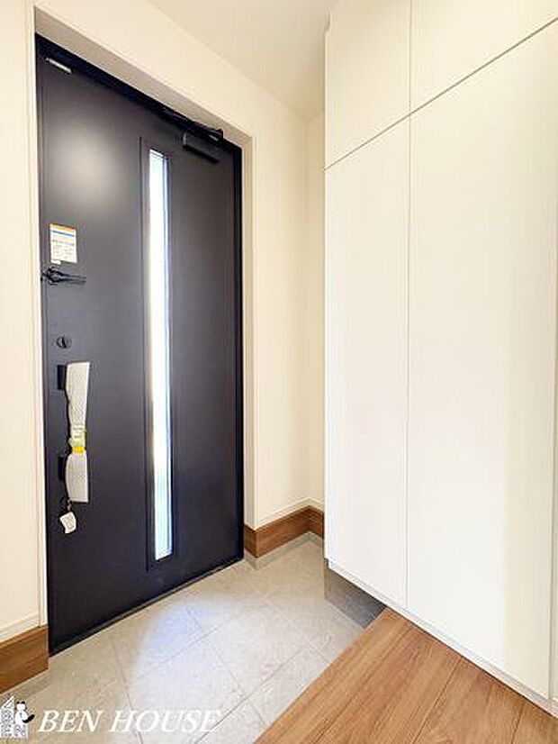 玄関・靴や雨具をまとめて収納でき、玄関をすっきり保てるシューズボックス付き。出入りがスムーズで来客にも好印象な空間です。