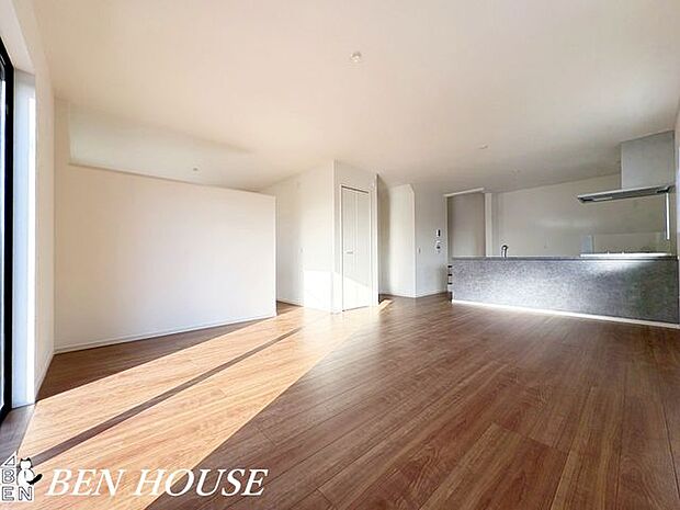 リビング・開放感あふれるリビングは、家具の配置がしやすい広さと動線設計で毎日の暮らしを快適に。穏やかな色調がくつろぎの時間を上質に演出します。