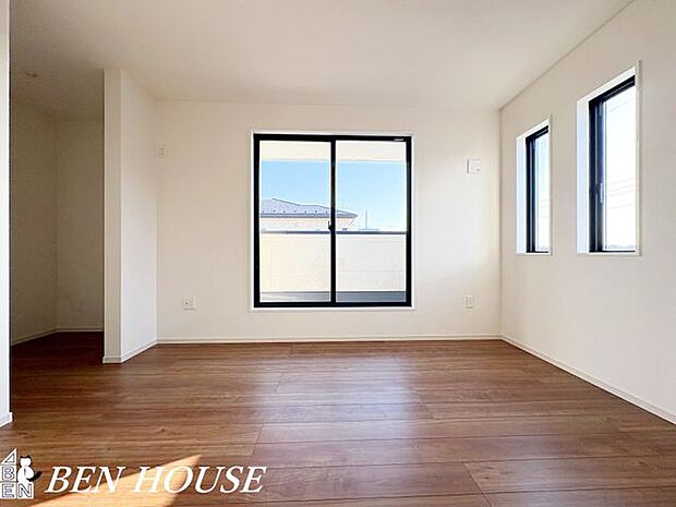 寝室・大きな窓のある寝室は太陽の光で起床も出来るのですっきり朝を迎えられそうです。大きなカーテンも楽しめます!