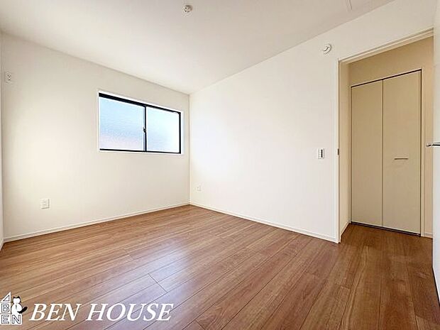 子供部屋・明るい採光とやわらかな内装が心地よい子ども部屋。収納や学習スペースを確保し、成長に合わせて使い方を変えられる設計です。