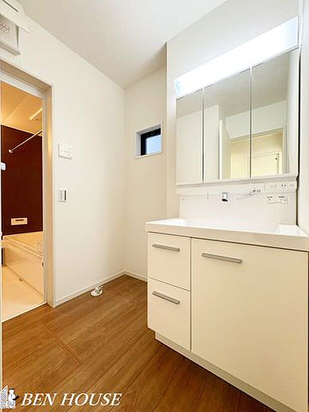 洗面台・清潔感あるゆとりの洗面スペース。鏡裏収納や棚が充実し、朝の支度から夜のケアまでスムーズにこなせる快適な家事動線が魅力です。