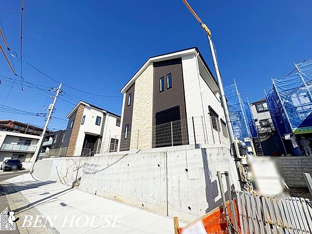 外観・温かみのある素材とシンプルなフォルムが融合した戸建の外観。プライバシーに配慮した配置と使いやすいアプローチで暮らしやすさを実感できます。