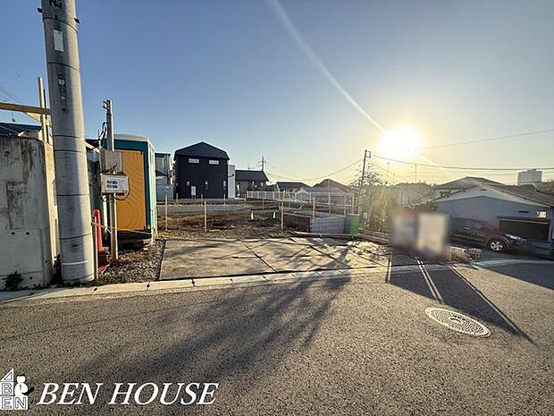 外観・ファミリー層が多いエリアで、安心して暮らせる街並みです。落ち着いた外観が、地域の雰囲気にもよく調和します。