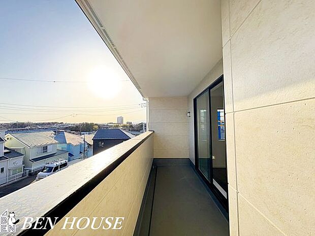 眺望・緑豊かな公園を望む眺望が魅力。四季折々の風景を身近に感じながら、屋外でのひとときをゆったり楽しめる空間です。