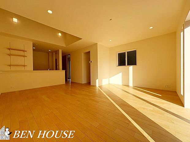 リビング・木のぬくもりを感じるナチュラルなリビング。素材感とやわらかな光が調和し、家族みんながリラックスできる穏やかな生活シーンを演出します。