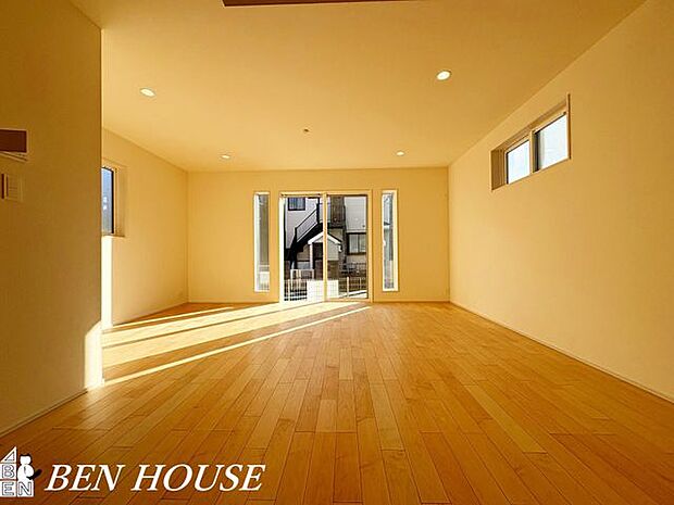 リビング・大きな窓から差し込む陽射しが、家全体を明るく照らします。開放感あふれるリビングが、穏やかな暮らしを演出します。