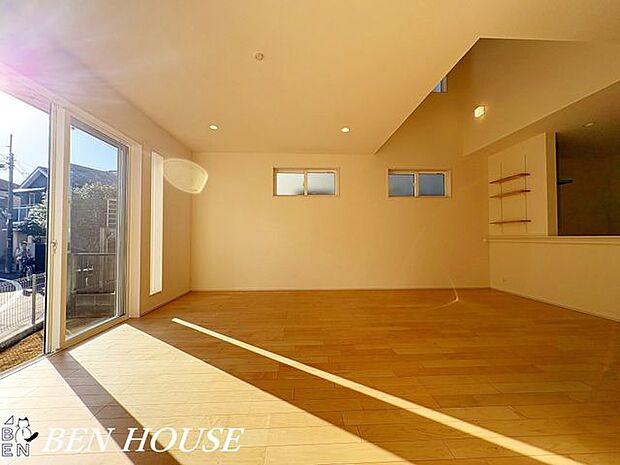 リビング・家族みんなが集まるリビングは、明るく温かい雰囲気が魅力。毎日が心地よく過ごせる空間です。