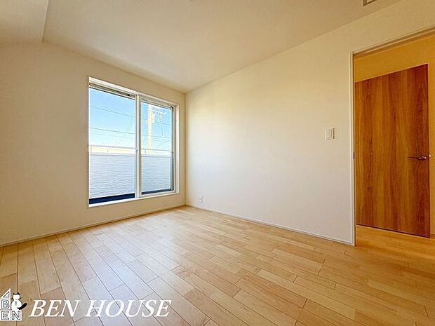 寝室・ゆとりある広さと落ち着いた色調の寝室は、十分な収納と窓からの柔らかな光で朝の支度も快適に、穏やかな眠りを誘う空間です。