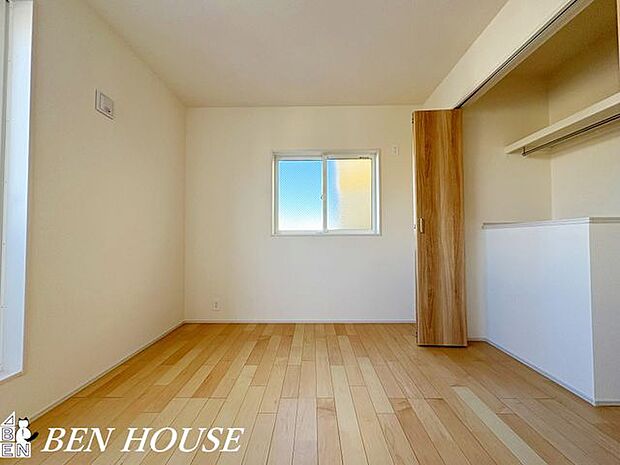 子供部屋・明るい採光とやわらかな内装が心地よい子ども部屋。収納や学習スペースを確保し、成長に合わせて使い方を変えられる設計です。