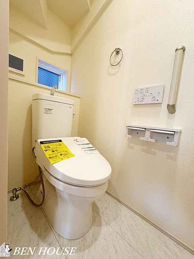 トイレ・温水洗浄便座を備えたトイレで、快適さと清潔さを両立。明るい色調の内装が清潔感を高め、リラックスできる時間を大切にします。