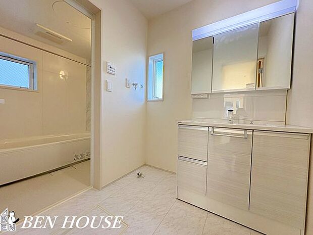 洗面台・デザイン性が高く、シンプルな洗面台です。視覚的に広がりを感じられるので、スッキリとした印象になります。生活感をあまり出したくない方にもおすすめです。