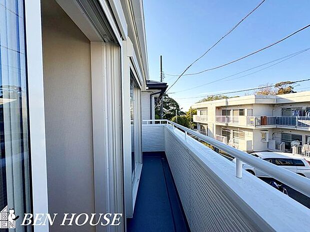 バルコニー・バルコニーにはたっぷりの陽光が降り注ぎ、家族のお洗濯物が心地よい太陽のぬくもりと風に包まれます。