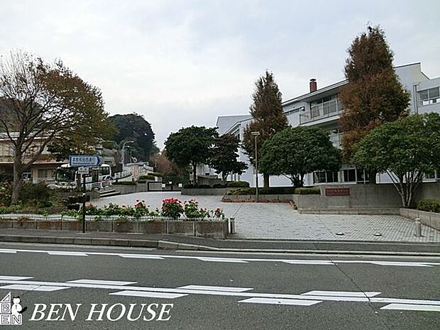 横浜市立本牧中学校 徒歩12分。部活動帰りの帰宅も安心の距離です！ 950m