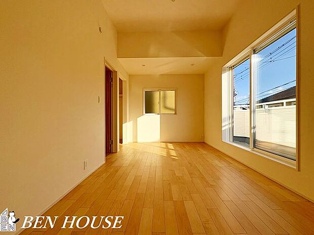 洋室・採光と通風に配慮した角部屋の洋室は開放感があり、家具やグリーンが映える落ち着いた住まいを演出します。