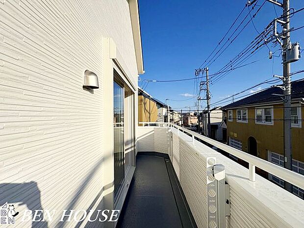 眺望・バルコニー越しに望む夜景は、家族との語らいを一層豊かにする演出に。ゆったりとした時間が特別な思い出を紡ぎます。