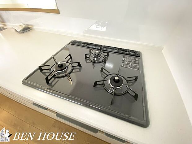 コンロ(同仕様参考写真)・三口+グリル付きの万能コンロで、日常の調理からおもてなしまで幅広く対応。収納や動線と合わせて使いやすさを重視した設計です。