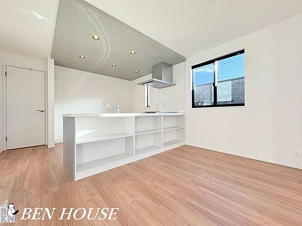 リビング・シンプルで上質な内装のリビングは、インテリアが映える落ち着いた雰囲気。広さと機能性を兼ね備え、休日のながめやすいくつろぎを叶えます。