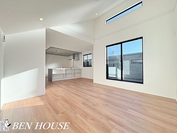 リビング・明るい光が差し込むリビングは家族が自然と集まる心地よい空間。落ち着いた色合いの内装で、リラックスできる空間です。