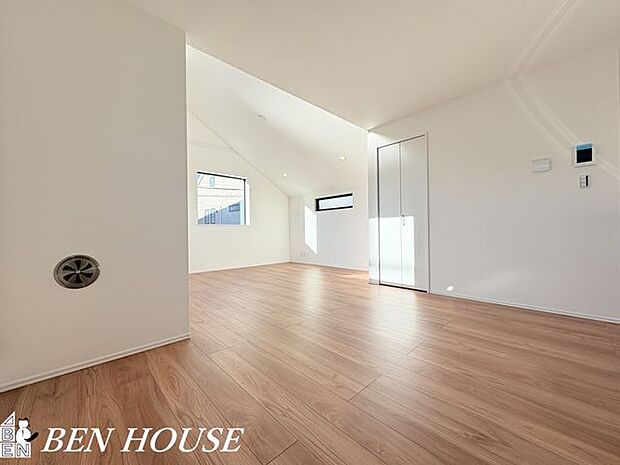 リビング・木のぬくもりを感じるナチュラルなリビング。素材感とやわらかな光が調和し、家族みんながリラックスできる穏やかな生活シーンを演出します。