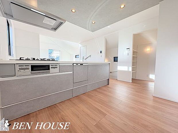 キッチン・シンプルで上質なデザインのシステムキッチン。機能的な設備が整い、使うほどに心地よさを感じます。