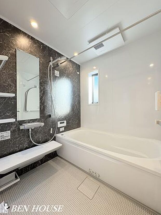 浴室・脚を伸ばしてゆっくりくつろげるバスルーム。一日の疲れを取るホッとする空間は家族のお気に入りになること間違いなしです！