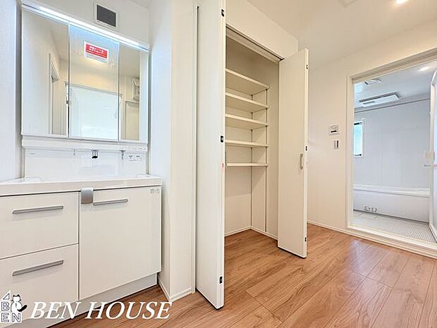 洗面台・収納力に優れた洗面化粧台を備えた洗面所。洗面台と洗濯機の配置に配慮し、家事の負担を軽くする工夫で毎日の暮らしをサポートします。