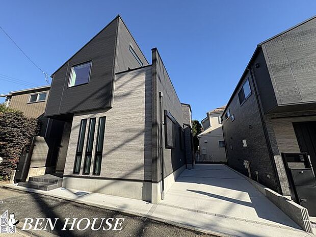 外観・緑豊かな住宅街にあり、四季を楽しみながら暮らせる環境です。穏やかな街並みに映える外観が家族の時間を温かく見守ります。