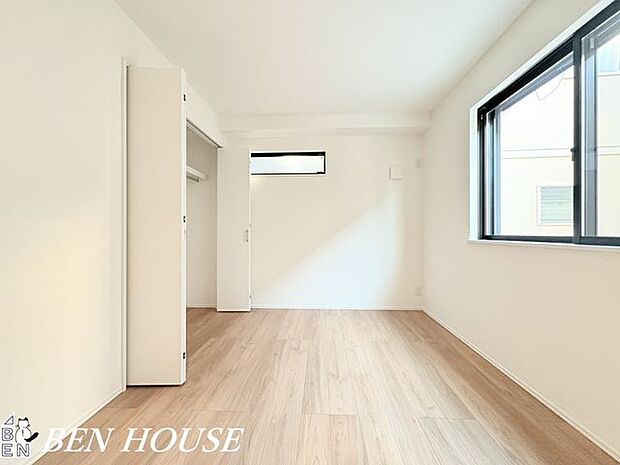 洋室・ワークスペースとしても活用できるゆったりとした洋室。自然光が届きやすく在宅ワークの集中環境としても快適です。