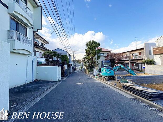 前面道路含む外観・前面道路が見通しよく感じられるので、車の出入りがしやすい点が特徴です。周囲の環境も落ち着いており、日々の時間をゆるやかに過ごしやすい立地となっています。