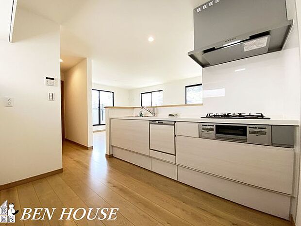 キッチン(同仕様参考写真)・広々としたキッチンは効率よくお料理が出来ます。家族でお料理も楽しめそうです。