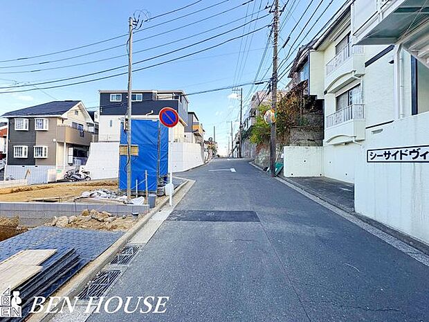 前面道路含む外観・前面道路は車の通りが少ない静かな通りで、窓を開けても心地よい静けさが保たれます。公園や学校が近く子育て世代にもおすすめです。
